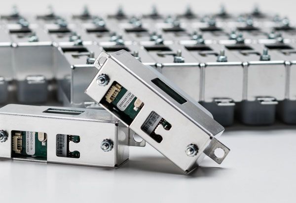 Mehrere elektronische Baugruppen aus Metall mit Beschriftungen.